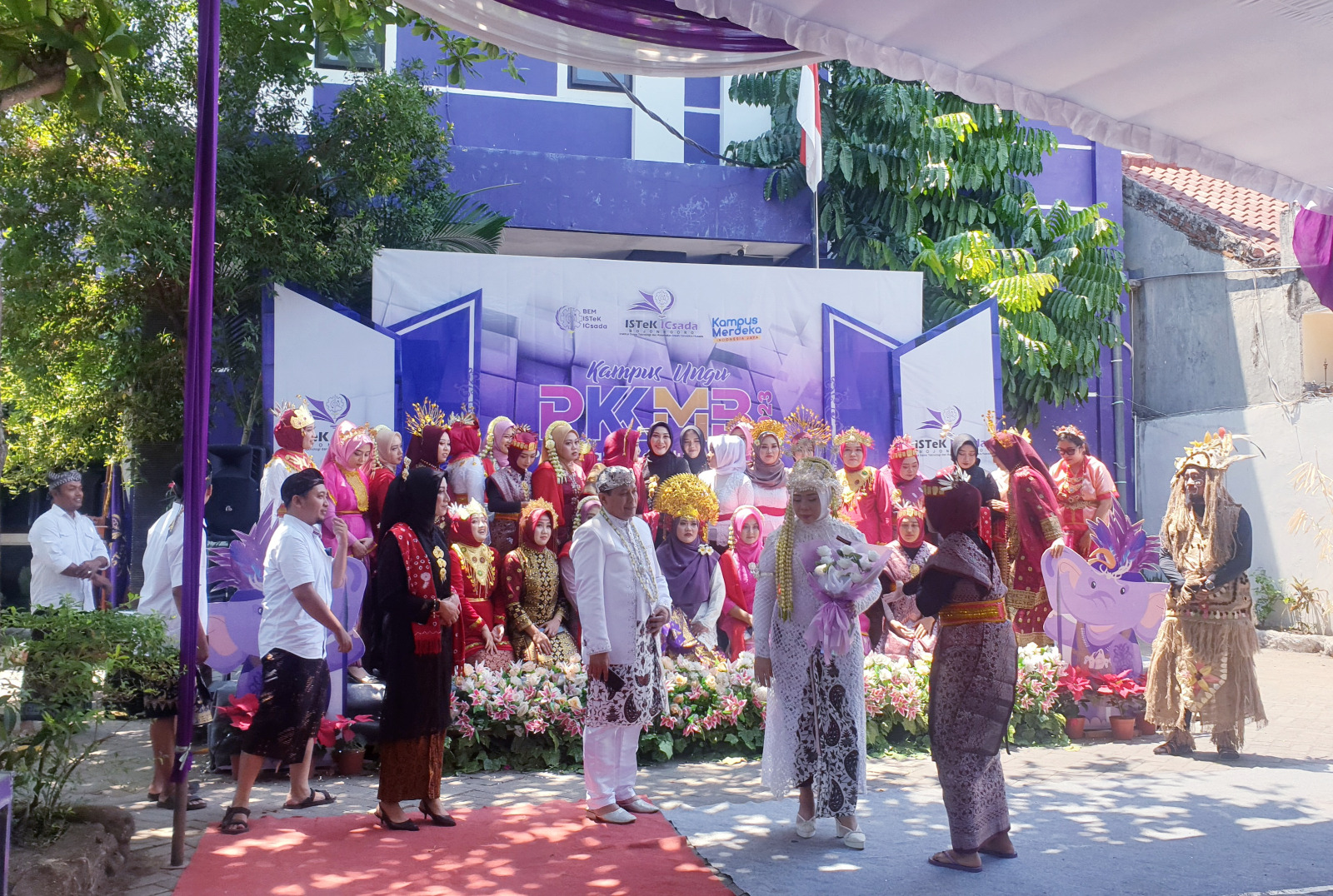 Civitas Akademika Kampus Ungu Pakaian Adat
